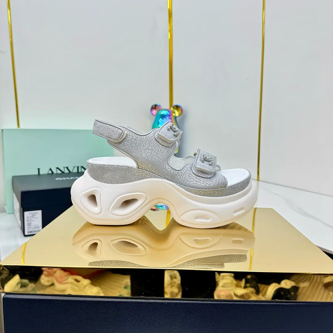 👟👟Ex-factory price 680👟👟 Top version... Chanel｜Chanel Xiaoxiang Velcro Beach Slippers Slippers Casual Beach Shoes 25ss Spring and Summer New Style! Beach shoes are a hit all over the internet! The latest model from the counter, I am still willing to buy it on my feet. It must be ranked among the most popular models. It is invincible in all seasons. Various bloggers and Internet celebrities can see the matching styles. Highly recommended. Pearlescent sheepskin upper, sheepskin lining, suede for feet. Original open-molded TPU outsole size: 35-40 (customized for 40 and 41). Full set of original packaging 👉 👉 👉 👉 👉